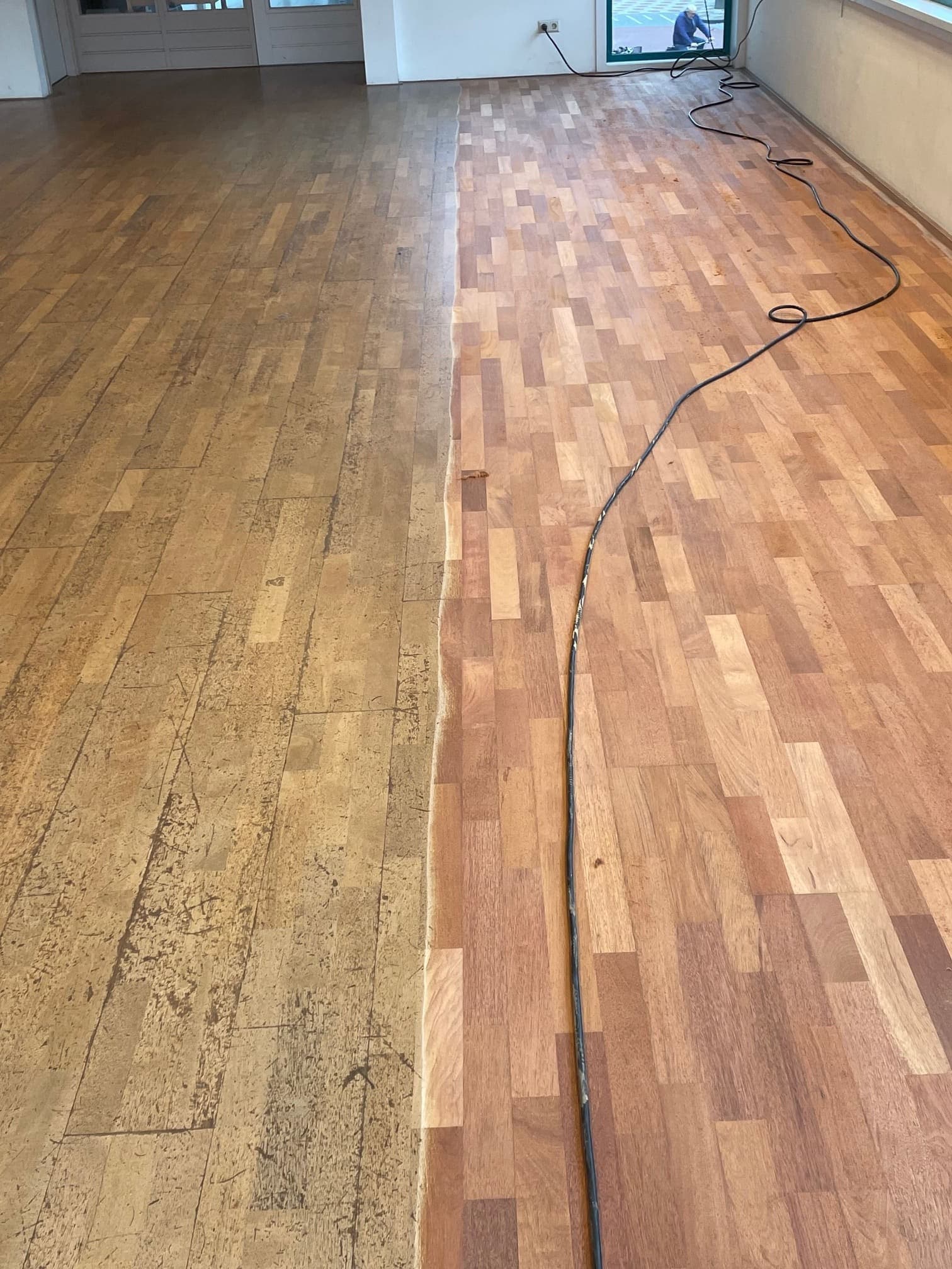 Een houten vloer die geschuurd is.